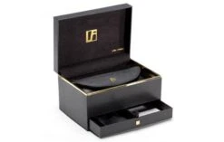 ΘΗΚΗ LINDA FARROW